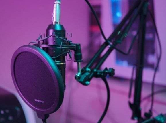 أستوديو راديو ألوان FM