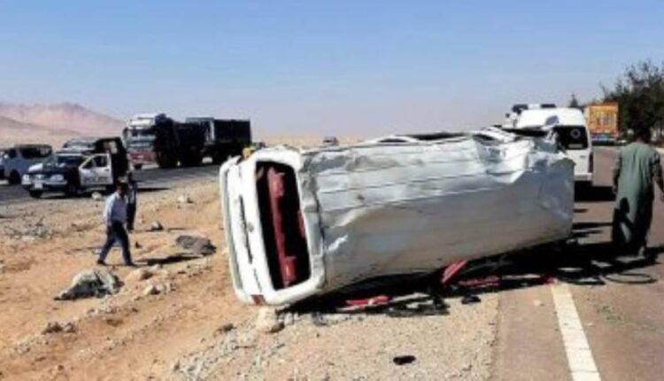 انقلاب ميكروباص على طريق أسيوط الصحراوي الغربي وإصابة 16 شخصا ـ الوان اف ام