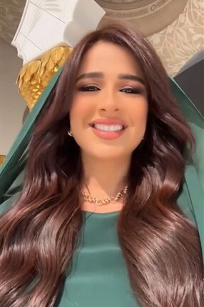 ياسمين عبد العزيز فى أبوظبى بعباءة خضراء فى جامع الشيخ زايد الكبير ـ الوان اف ام