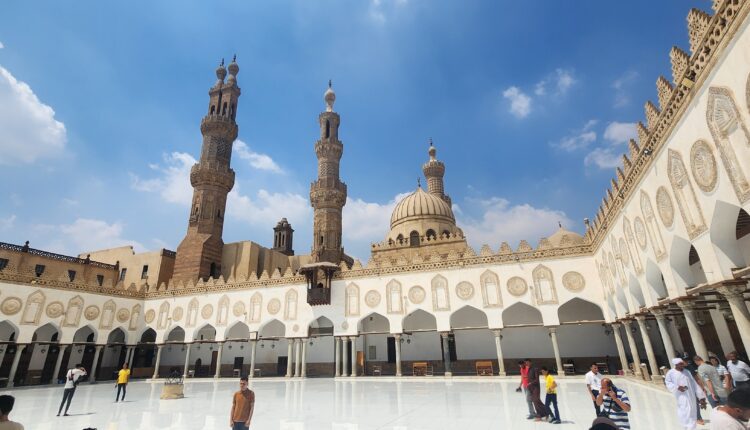 أمين الفتوى: المداومة على الأذكار بعد الفجر حتى الشروق ثم صلاة الضحى تعادل أجر عمرة تامة - الوان اف ام