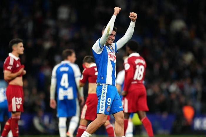 إسبانيول يفوز على إشبيلية 2-1 في الدوري الإسباني لكرة القدم - الوان اف ام