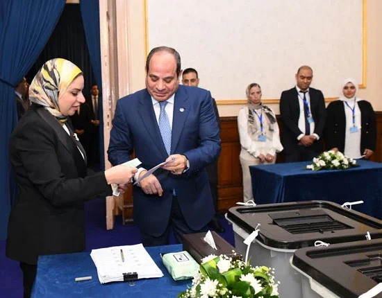 الرئيس السيسى يدلى بصوته فى انتخابات مجلس النواب بمدرسة الشهيد مصطفى عميرة - الوان اف ام