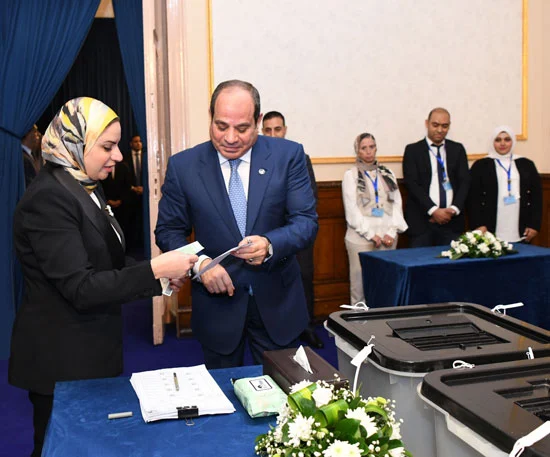 الرئيس السيسى يدلى بصوته فى انتخابات مجلس النواب بمدرسة الشهيد مصطفى عميرة - الوان اف ام