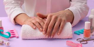 روتين العناية بالأظافر فى 5 خطوات بسيطة بالمنزل - الوان اف ام