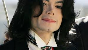 تفاصيل جديدة في تقرير تشريح جثة مايكل جاكسون بعد 16 عاما.. طعنات وتعاطي مخدرات - الوان اف ام