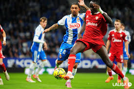 إسبانيول يفوز على إشبيلية 2-1 في الدوري الإسباني لكرة القدم - الوان اف ام