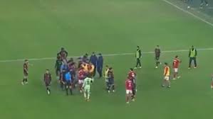 كرات تخريبية وآلات حادة.. ماذا حدث في مباراة الأهلي والجيش؟ - الوان اف ام