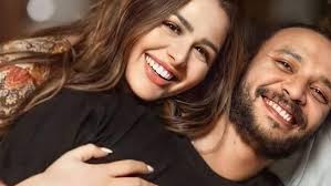 هنادي مهنا وأحمد خالد صالح ينفيان شائعة انفصالهما بحضور عزاء والد محمد رمضان-الوان اف ام