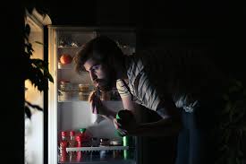 هل تناول الطعام ليلاً يزيد الوزن؟ - الوان اف ام