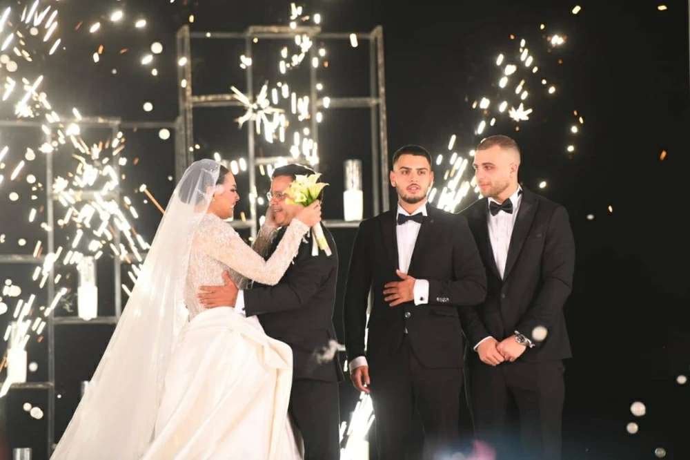 لقطات زفاف ابنة محمد هنيدى.. بكاء ورقص وغناء وأحمد السقا يشعل الحفل بالطبلة - الوان اف ام