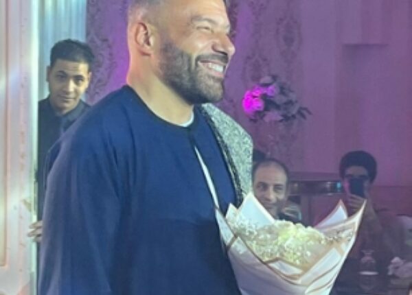 محمد خميس يحتفل بزفافه بالجلباب الصعيدى - الوان اف ام