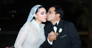 لقطات زفاف ابنة محمد هنيدى.. بكاء ورقص وغناء وأحمد السقا يشعل الحفل بالطبلة - الوان اف ام