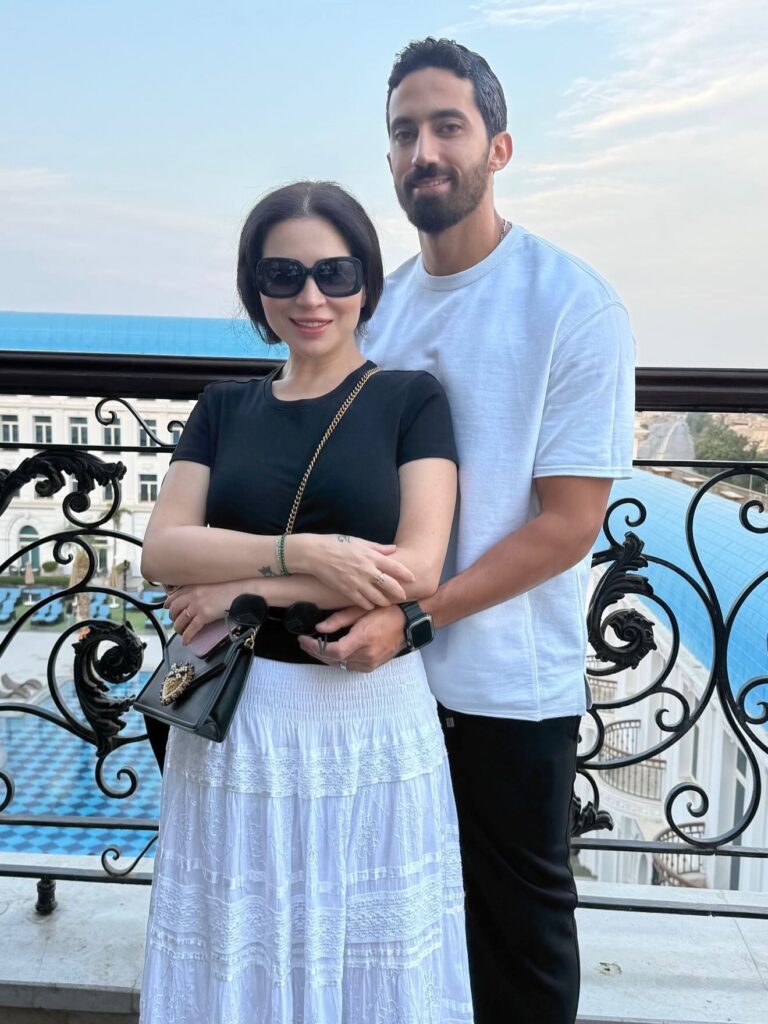 مى عز الدين برفقة زوجها أحمد تيمور فى أحدث ظهور  - الوان اف ام