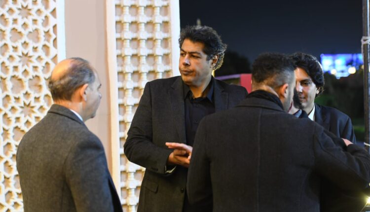 وسط غياب الزعيم.. يسرا وعمرو يوسف في عزاء والدة عمر متولي - الوان اف ام