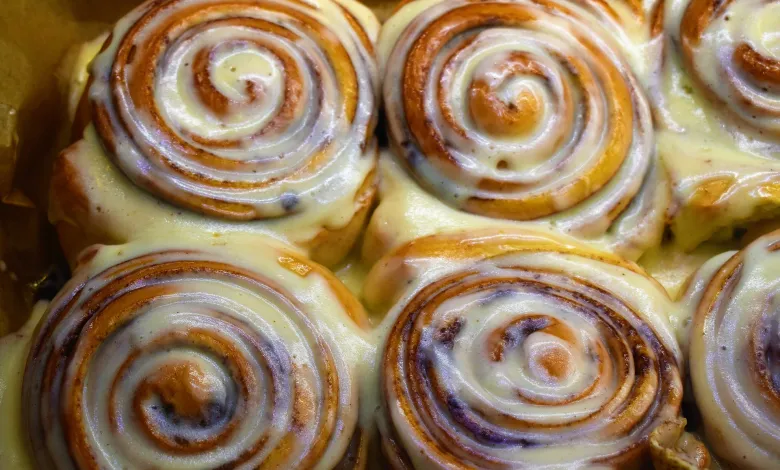 سينابون بالقرفة والصوص الكريمي - الوان اف ام