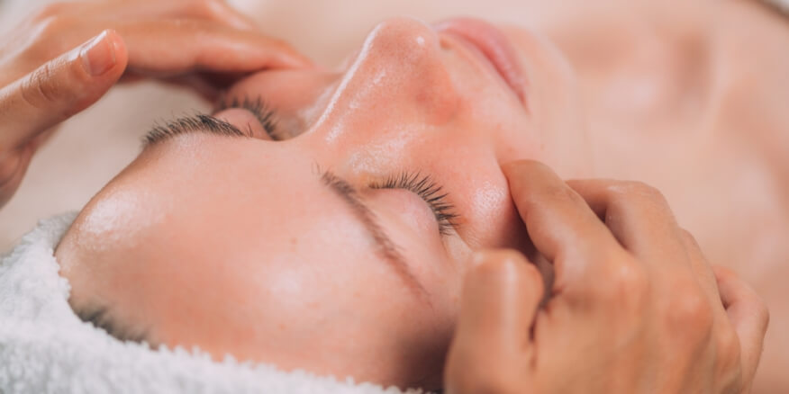 6 فوائد لعمل مساج للبشرة فى المنزل.. منها إزالة الشوائب - الوان اف ام