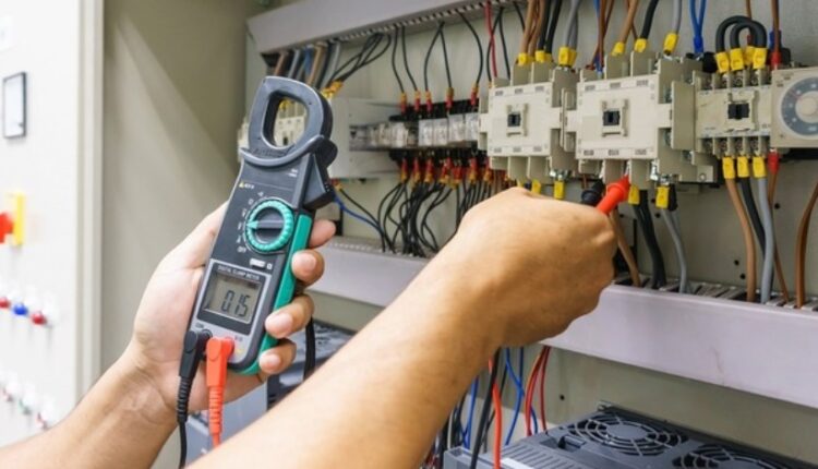 مصطفى بكري منتقدا مشروع قانون الكهرباء: مين اللي يقدر يدفع 100 ألف جنيه؟ تلت الشعب تحبسه ازاي - الوان اف ام