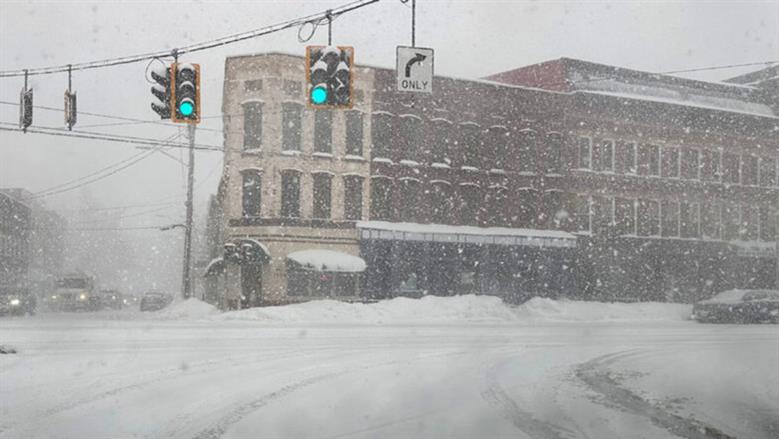 مصرع 34 شخصًا في الولايات المتحدة بسبب العاصفة الثلجية وانقطاع واسع للكهرباء - الوان اف ام