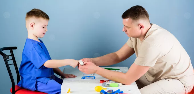 من عمر سنة .. أعراض لو ظهرت اعرف إن طفلك "متوحد" - الوان اف ام