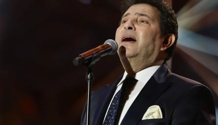 جالسًا على كرسي.. أول ظهور لـ هاني شاكر على المسرح بعد خضوعه لجراحة بالعمود الفقري - الوان اف ام