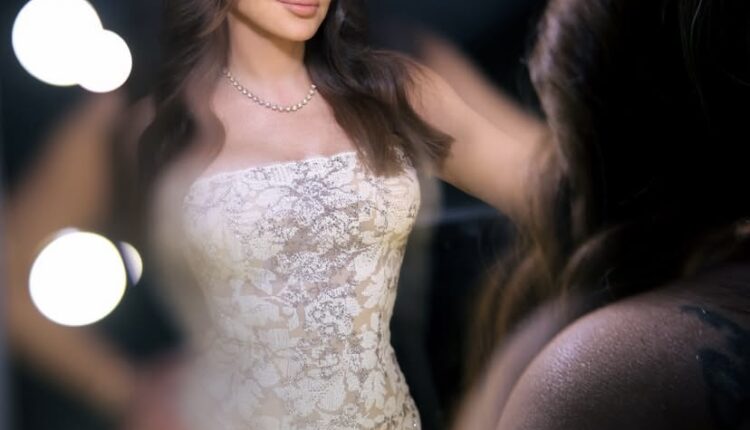 إليسا تتصدر التريند بعد تعثرها على مسرح أبو ظبى - الوان اف ام